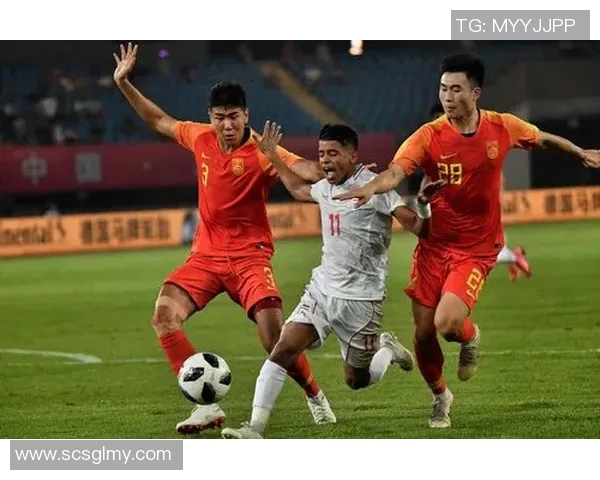 中国足球迎战伊朗队期待突破重围力争在国际赛场上实现历史性胜利