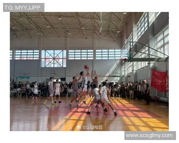 年轻明星篮球场上挥洒汗水展现青春活力的精彩瞬间 年轻明星篮球场上挥洒汗水展现青春活力的精彩瞬间